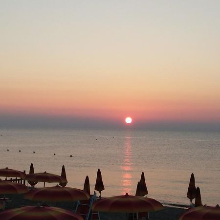 Blumen Bad Beach Apartment Metaponto Exterior foto
